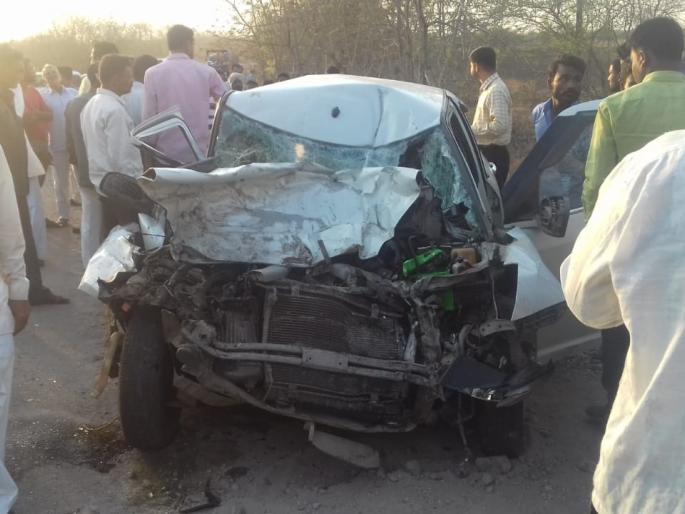 Accident on Shrigonda-Nolargaon road: Two killed and two seriously injured | श्रीगोंदा-आढळगाव रस्त्यावर अपघात : दोन ठार, दोन गंभीर जखमी Accident on Shrigonda-Nolargaon road: Two killed and two seriously injured | श्रीगोंदा-आढळगाव रस्त्यावर अपघात : दोन ठार, दोन गंभीर जखमी