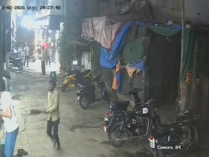 Pune Crime Phone dispute, knife wound; Friend attacks friend in Pune | Pune Crime :मैत्रिणीला फोन करण्यावरून वाद, कोयत्याचा घाव; पुण्यात मित्रानेच केला मित्रावर हल्ला;थरार CCTV कॅमेऱ्यात Pune Crime Phone dispute, knife wound; Friend attacks friend in Pune | Pune Crime :मैत्रिणीला फोन करण्यावरून वाद, कोयत्याचा घाव; पुण्यात मित्रानेच केला मित्रावर हल्ला;थरार CCTV कॅमेऱ्यात