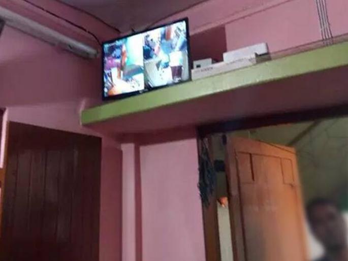 wife caught husband red handed romancing and kissing with half naked woman doorbell camera | सहलीला न जाता घरीच राहिला 'आजारी' पती; CCTV पाहून पत्नीच्या पायाखालची जमीन सरकली wife caught husband red handed romancing and kissing with half naked woman doorbell camera | सहलीला न जाता घरीच राहिला 'आजारी' पती; CCTV पाहून पत्नीच्या पायाखालची जमीन सरकली