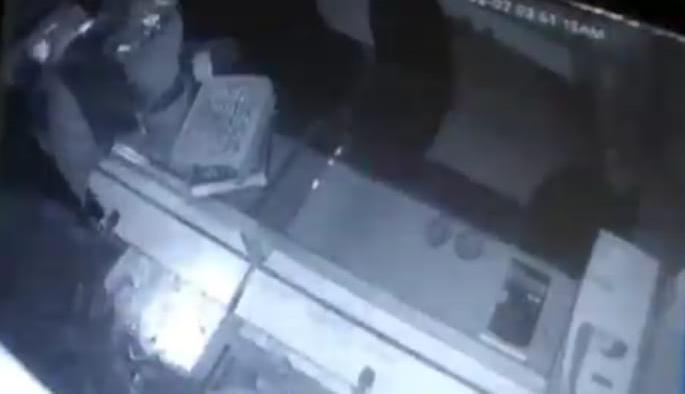 Two stolen shops in the Kolhapur brazen steal, 22 lakh rupees lump | कोल्हापूरात दोन सराफी दुकानात धाडसी चोरी, २२ लाखाचे ऐवज लंपास