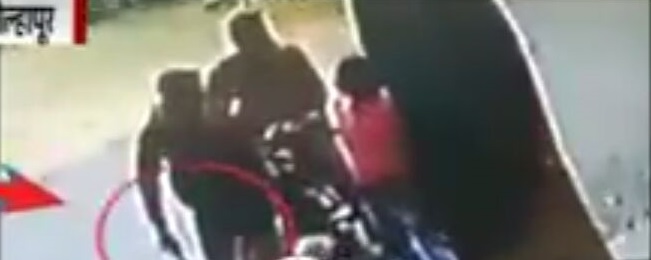 The man was robbed of the revolver, the man was robbed, the act of three thieves | कोल्हापूर : रिव्हॉल्व्हरचा धाक दाखवून पुरुषाला लुटले, तिघा चोरट्यांचे कृत्य The man was robbed of the revolver, the man was robbed, the act of three thieves | कोल्हापूर : रिव्हॉल्व्हरचा धाक दाखवून पुरुषाला लुटले, तिघा चोरट्यांचे कृत्य