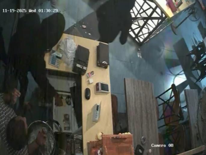 5 people entered by opening the shutter; demanded liquor, threatened to rob them of Rs 20,000 after being told it was closed | ५ जण शटर उघडून आत शिरले; दारूची मागणी, बंद झाल्याचे सांगताच कोयत्याचा धाक दाखवून लुटले २० हजार 5 people entered by opening the shutter; demanded liquor, threatened to rob them of Rs 20,000 after being told it was closed | ५ जण शटर उघडून आत शिरले; दारूची मागणी, बंद झाल्याचे सांगताच कोयत्याचा धाक दाखवून लुटले २० हजार