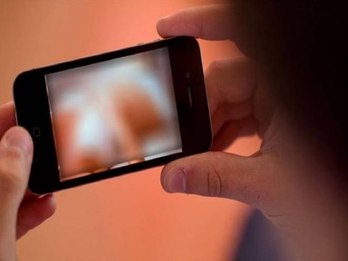 A camera was installed in the changing room, videos of women changing clothes went viral | धक्कादायक! चेंजिंग रूममध्ये कॅमेरा बसवला होता, महिलांचे कपडे बदलतानाचे व्हिडीओ व्हायरल A camera was installed in the changing room, videos of women changing clothes went viral | धक्कादायक! चेंजिंग रूममध्ये कॅमेरा बसवला होता, महिलांचे कपडे बदलतानाचे व्हिडीओ व्हायरल