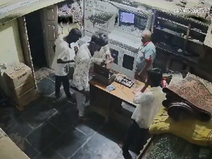 Video: Robbery at Petrol Pump in Jalna, Police arrested 5 robbers overnight | Video: जालन्यात पेट्रोल पंपावर दरोडा, पोलिसांनी रात्रीतूनच ५ दरोडेखोरांना घेतले ताब्यात Video: Robbery at Petrol Pump in Jalna, Police arrested 5 robbers overnight | Video: जालन्यात पेट्रोल पंपावर दरोडा, पोलिसांनी रात्रीतूनच ५ दरोडेखोरांना घेतले ताब्यात