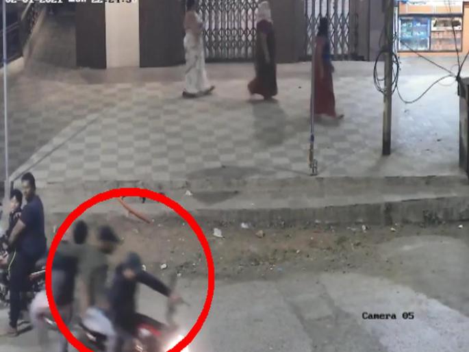 MNS office bearer Pradip Godse was beaten up by a two-wheeler | मनसे पदाधिकारी प्रदीप गोडसे यांना दुचाकीस्वराने फरफटत नेऊन केली मारहाण MNS office bearer Pradip Godse was beaten up by a two-wheeler | मनसे पदाधिकारी प्रदीप गोडसे यांना दुचाकीस्वराने फरफटत नेऊन केली मारहाण