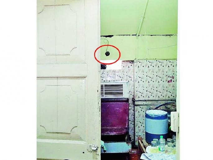 in amravati municipal corp the cctv camera in the department head room is not on | विभागप्रमुखांच्या दालनातील तिसरा डोळा ‘आंधळा’! निव्वळ 'शो पीस' in amravati municipal corp the cctv camera in the department head room is not on | विभागप्रमुखांच्या दालनातील तिसरा डोळा ‘आंधळा’! निव्वळ 'शो पीस'