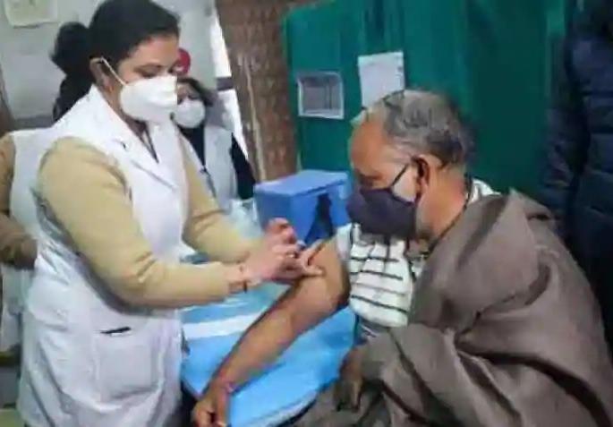Vaccination for those under 45 years of age stopped today; Registration is required for 18 to 44 | ४५ वर्षांपुढील वयोगटाचे लसीकरण आज बंद; १८ ते ४४ साठी नाेंदणी आवश्यकच Vaccination for those under 45 years of age stopped today; Registration is required for 18 to 44 | ४५ वर्षांपुढील वयोगटाचे लसीकरण आज बंद; १८ ते ४४ साठी नाेंदणी आवश्यकच