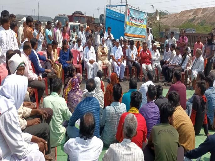 project-affected farmers took to the streets to protest, WCL coal transportation was held up for four hours Chandrapur | तप्त उन्हात प्रकल्पग्रस्त शेतकरी उतरले रस्त्यावर; चार तास रोखून धरली वेकोलीची कोळसा वाहतूक project-affected farmers took to the streets to protest, WCL coal transportation was held up for four hours Chandrapur | तप्त उन्हात प्रकल्पग्रस्त शेतकरी उतरले रस्त्यावर; चार तास रोखून धरली वेकोलीची कोळसा वाहतूक