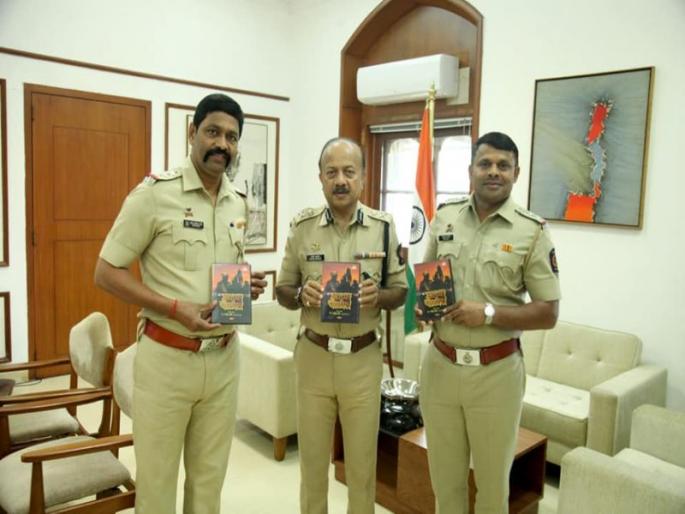 Ganpati Festival: Artists from Khaki uniforms, singing 'Police Dada' by police officer | Ganpati Festival : खाकी वर्दीतील कलाकार, पोलीस अधिकाऱ्याने साकारले 'पोलीस दादा' गाणं Ganpati Festival: Artists from Khaki uniforms, singing 'Police Dada' by police officer | Ganpati Festival : खाकी वर्दीतील कलाकार, पोलीस अधिकाऱ्याने साकारले 'पोलीस दादा' गाणं