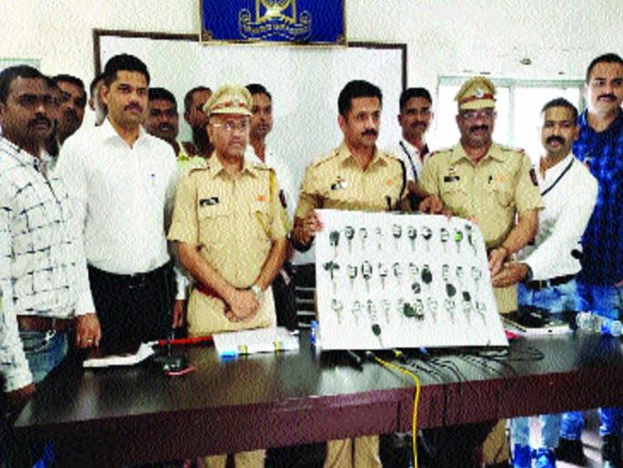 two arrested for cheating educated unemployed | सुशिक्षित बेरोजगारांना फसविणाऱ्यांवर गुन्हा दाखल, दोघांना केली अटक two arrested for cheating educated unemployed | सुशिक्षित बेरोजगारांना फसविणाऱ्यांवर गुन्हा दाखल, दोघांना केली अटक
