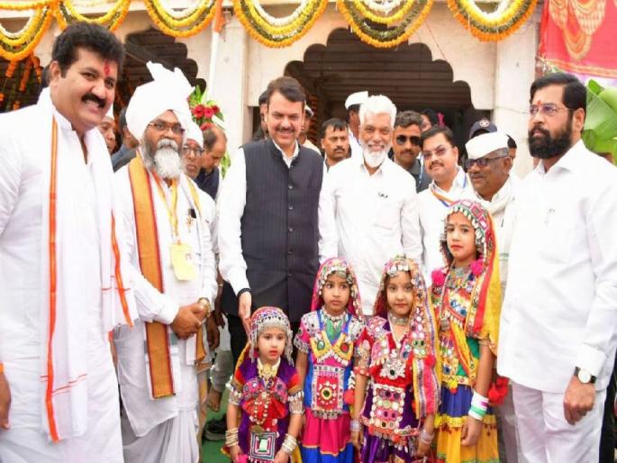 Lakhs of community members reach Poharadevi Shivadhwaj installation, CM shinde Dy cm Fadnavis were also present | पोहरादेवी सेवाध्वज स्थापनेला पोहोचले लाखो समाजबांधव Lakhs of community members reach Poharadevi Shivadhwaj installation, CM shinde Dy cm Fadnavis were also present | पोहरादेवी सेवाध्वज स्थापनेला पोहोचले लाखो समाजबांधव