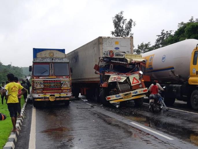 Another container collided with the faulty container; 3 seriously injured | नादुरुस्त कंटेनरवर दुसरा कंटेनर आदळला; 3 गंभीर जखमी Another container collided with the faulty container; 3 seriously injured | नादुरुस्त कंटेनरवर दुसरा कंटेनर आदळला; 3 गंभीर जखमी