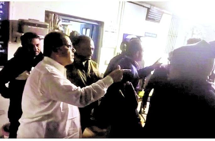 angry mla speaks in abusing language to mohadi police video goes viral | पाेलीस ठाण्यात आमदारांनी वाहिली शिव्यांची लाखाेली, व्हिडिओ व्हायरल