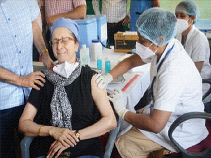 Vaccination of 263 health workers in Raigad district and 1,826 health workers in Thane district | आधी तुम्ही घ्या, आम्ही नंतर घेतो...! रायगड जिल्ह्यात २६३ तर ठाणे जिल्ह्यात एक हजार ८२६ आरोग्य सेवकांचे लसीकरण Vaccination of 263 health workers in Raigad district and 1,826 health workers in Thane district | आधी तुम्ही घ्या, आम्ही नंतर घेतो...! रायगड जिल्ह्यात २६३ तर ठाणे जिल्ह्यात एक हजार ८२६ आरोग्य सेवकांचे लसीकरण