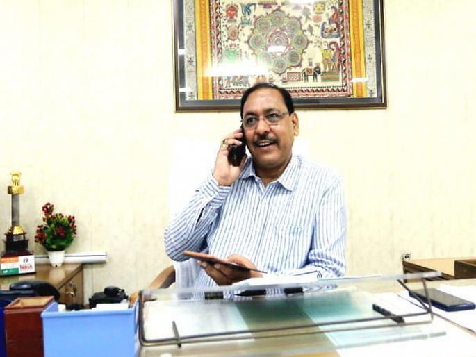 ... and collectors imposed a fine of Rs 10,000 on employees and himself | ...अन् जिल्हाधिकाऱ्यांनी कर्मचाऱ्यांसह स्वत:लाच 10 हजारांचा दंड ठोठावला ... and collectors imposed a fine of Rs 10,000 on employees and himself | ...अन् जिल्हाधिकाऱ्यांनी कर्मचाऱ्यांसह स्वत:लाच 10 हजारांचा दंड ठोठावला