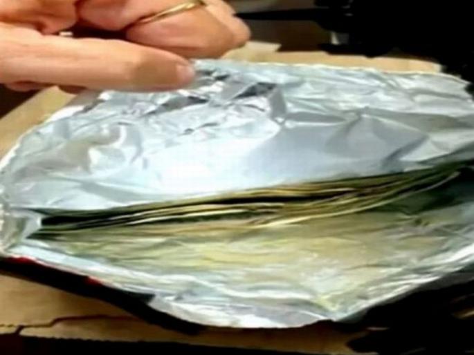 43 Thousand Money Found under KFC chicken sandwich parcel | रेस्टॉरंटमधून जेवण ऑर्डर केले अन् पार्सलच्या बॅगमध्ये अचानक ४३ हजार सापडले, मग.. 43 Thousand Money Found under KFC chicken sandwich parcel | रेस्टॉरंटमधून जेवण ऑर्डर केले अन् पार्सलच्या बॅगमध्ये अचानक ४३ हजार सापडले, मग..