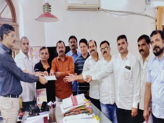 Relief of workers in industrial area to flood victims | औद्योगिक क्षेत्रातीली कामगारांची पूरग्रस्तांना मदत  Relief of workers in industrial area to flood victims | औद्योगिक क्षेत्रातीली कामगारांची पूरग्रस्तांना मदत