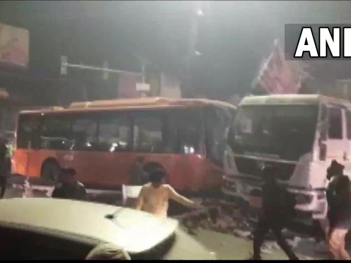 E-bus hits 17 vehicles, kills 6, injures 12 in kanpur road mishap | नियंत्रण सुटलेल्या ई-बसची 17 वाहनांना धडक, 6 जणांचा मृत्यू 12 जखमी E-bus hits 17 vehicles, kills 6, injures 12 in kanpur road mishap | नियंत्रण सुटलेल्या ई-बसची 17 वाहनांना धडक, 6 जणांचा मृत्यू 12 जखमी