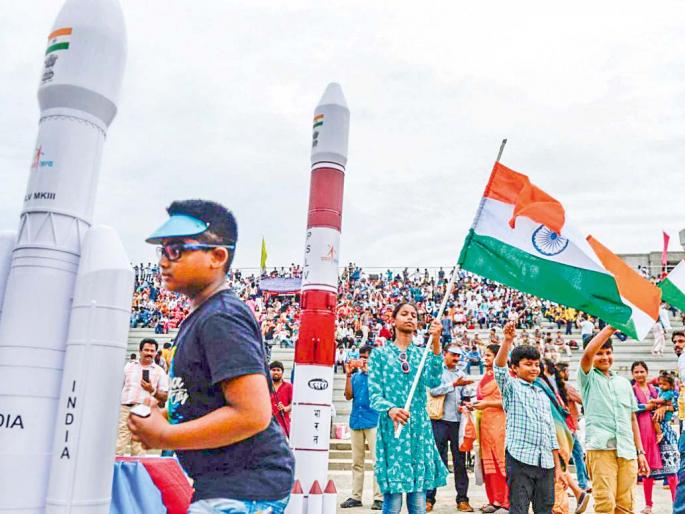 Chandrayaan-2 launched with a story of million dreams. | ...आमचंही एक स्वप्न आहे, भविष्यात इसरोत काम करायचं! Chandrayaan-2 launched with a story of million dreams. | ...आमचंही एक स्वप्न आहे, भविष्यात इसरोत काम करायचं!