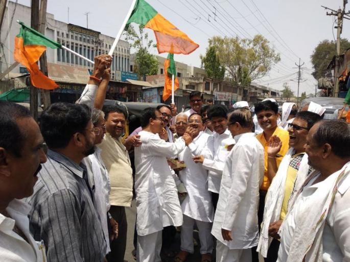 Celebrations of 'Karnataka's victory' in Jalgaon | जळगाव जिल्ह्यात भाजपा कार्यकर्त्यांनी साजरा केला 'कर्नाटक'च्या विजयाचा आनंदोत्सव Celebrations of 'Karnataka's victory' in Jalgaon | जळगाव जिल्ह्यात भाजपा कार्यकर्त्यांनी साजरा केला 'कर्नाटक'च्या विजयाचा आनंदोत्सव