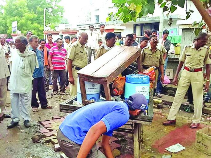 Cylinder breaks at the entrance to women's hospital | स्त्री रुग्णालयाच्या प्रवेशद्वाराजवळ सिलिंडरचा भडका Cylinder breaks at the entrance to women's hospital | स्त्री रुग्णालयाच्या प्रवेशद्वाराजवळ सिलिंडरचा भडका