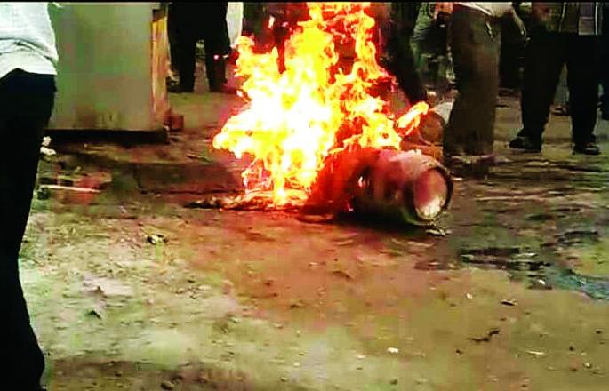 Nandura: A sudden fire in the cylinder of the hotel; Woe is avoided | नांदुरा : हॉटेलमधील सिलिंडरला अचानक आग; अनर्थ टळला Nandura: A sudden fire in the cylinder of the hotel; Woe is avoided | नांदुरा : हॉटेलमधील सिलिंडरला अचानक आग; अनर्थ टळला