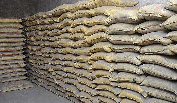 Cement prices increased by companies: 310 rupees bag whole sell | कंपन्यांनी साखळी करून वाढविले सिमेंटचे भाव : ठोकमध्ये ३१० रुपये पोते Cement prices increased by companies: 310 rupees bag whole sell | कंपन्यांनी साखळी करून वाढविले सिमेंटचे भाव : ठोकमध्ये ३१० रुपये पोते