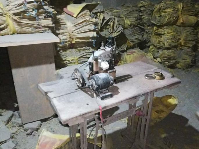 Sale of adulterated cement in the name of another company in Khamgaon | खामगावात भेसळयुक्त सिमेंटची दुसऱ्या कंपनीच्या नावावर विक्री Sale of adulterated cement in the name of another company in Khamgaon | खामगावात भेसळयुक्त सिमेंटची दुसऱ्या कंपनीच्या नावावर विक्री