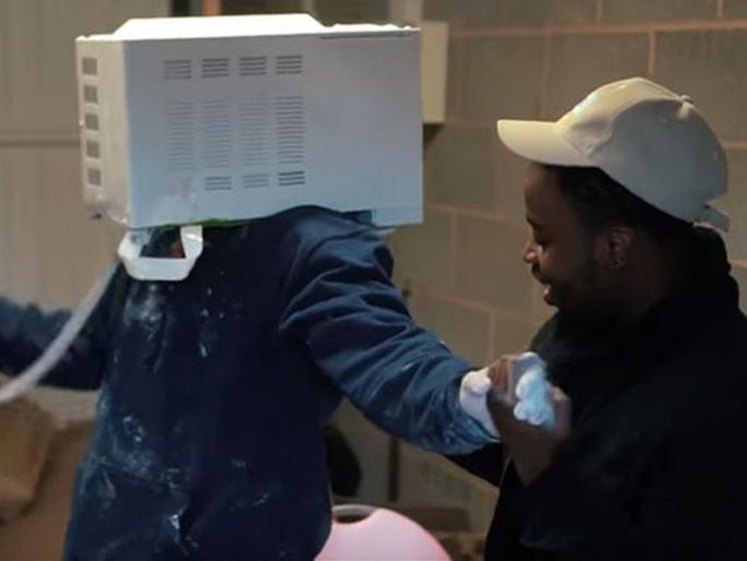 youtuber stucked in microwave while making prank video in england | प्रँक व्हिडीयो बनवताना युट्युबरचं तोंड अडकलं मायक्रोव्हेवमध्ये, फायरब्रिगेडला करावं लागलं पाचारण