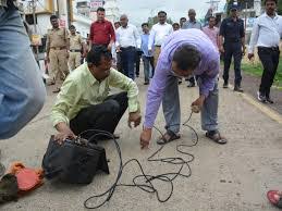Cement road work; municipal comissioner slap 'Show Cause' to engineers and contractor | सिमेंट रस्त्यांत घोळ; मनपाच्या अभियंत्यांसह कंत्राटदाराला ‘शो कॉज’ Cement road work; municipal comissioner slap 'Show Cause' to engineers and contractor | सिमेंट रस्त्यांत घोळ; मनपाच्या अभियंत्यांसह कंत्राटदाराला ‘शो कॉज’