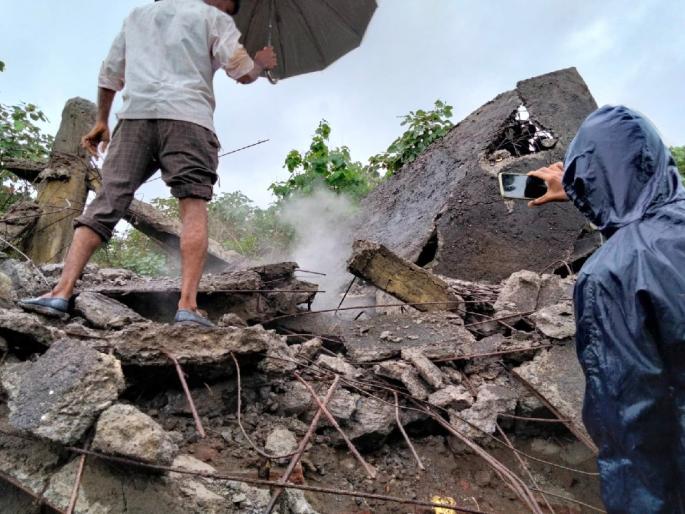 cremation shed collapses in Jamshetpur cemetery, body buried under rubble | पेटत्या चितेवर कोसळले दहनशेड, मृतदेह दबला मलब्याखाली; पुसद तालुक्यातील घटना cremation shed collapses in Jamshetpur cemetery, body buried under rubble | पेटत्या चितेवर कोसळले दहनशेड, मृतदेह दबला मलब्याखाली; पुसद तालुक्यातील घटना