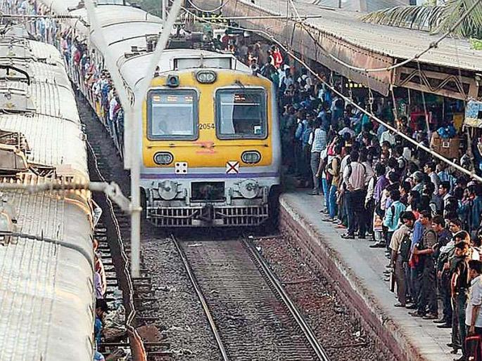 There are widespread controversy from the seats during the local voyage | लोकलमध्ये पुरुषांच्या डब्यात आसनावरून दादागिरी; कथित भाईंना आवर घालण्याची मागणी There are widespread controversy from the seats during the local voyage | लोकलमध्ये पुरुषांच्या डब्यात आसनावरून दादागिरी; कथित भाईंना आवर घालण्याची मागणी