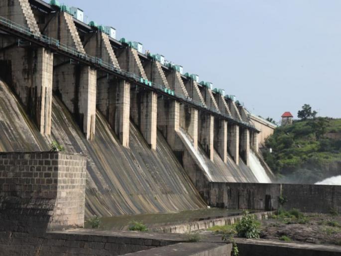 Centennial Opening of Golden Festival 'Giran Dam' | सुवर्ण महोत्सवी ‘गिरणा धरणा’ची शतकी सलामी, ११ वषार्नंतर ओव्हरफ्लो Centennial Opening of Golden Festival 'Giran Dam' | सुवर्ण महोत्सवी ‘गिरणा धरणा’ची शतकी सलामी, ११ वषार्नंतर ओव्हरफ्लो