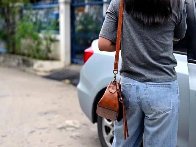 she was stabbed to death thieves caught thrill in front of the Central Building pune | पुण्यात चाकूचा वार झेलत रणरागिणीने केला चाेरट्याचा सामना; सेंट्रल बिल्डिंगसमोरील थरार she was stabbed to death thieves caught thrill in front of the Central Building pune | पुण्यात चाकूचा वार झेलत रणरागिणीने केला चाेरट्याचा सामना; सेंट्रल बिल्डिंगसमोरील थरार