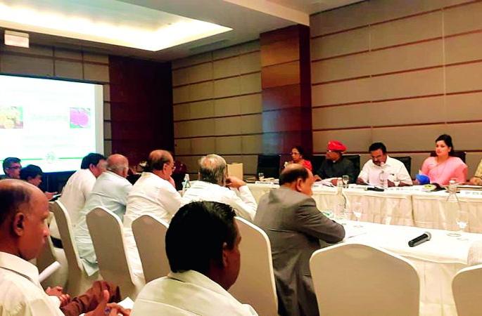 The village should be a factor for the insurance plan: suggestions from the farmer's representative | विमा योजनेसाठी गाव हा घटक असावा : शेतकरी प्रतिनिधींच्या सूचना