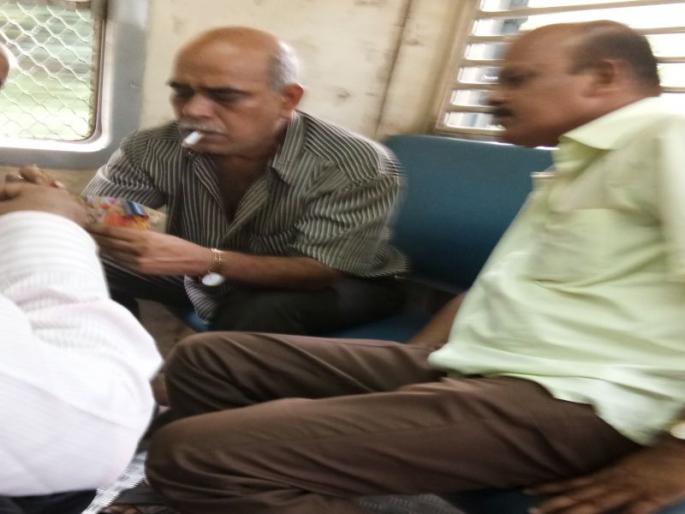 Games with the help of passengers! Railway staff forced to take cigarette in the locality of 'Dhumpanas' strict prohibition | प्रवाशांच्या जिवाशी खेळ ! 'धुम्रपानास सक्त मनाई'ची लोकलमध्ये सिगारेट ओढून रेल्वे कर्मचाऱ्याकडूनच पायमल्ली  