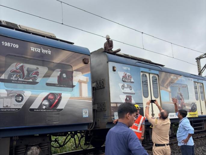 dangerous journey on roof of ac local a passenger seriously injured due to shock | एसी लोकलच्या छतावर धोकादायक प्रवास; शॉक लागल्याने प्रवासी गंभीर जखमी dangerous journey on roof of ac local a passenger seriously injured due to shock | एसी लोकलच्या छतावर धोकादायक प्रवास; शॉक लागल्याने प्रवासी गंभीर जखमी
