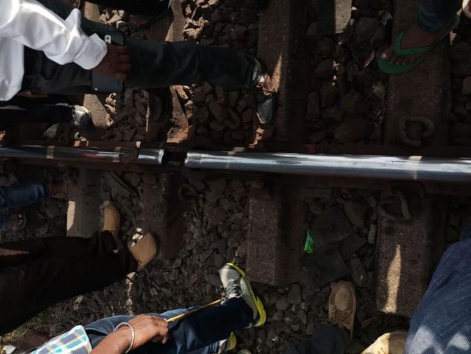 Traffic disrupted on Central Railway | मध्य रेल्वेची वाहतूक विस्कळीत, रेल्वे रुळाला तडा गेल्याने प्रवाशांचा खोळंबा Traffic disrupted on Central Railway | मध्य रेल्वेची वाहतूक विस्कळीत, रेल्वे रुळाला तडा गेल्याने प्रवाशांचा खोळंबा