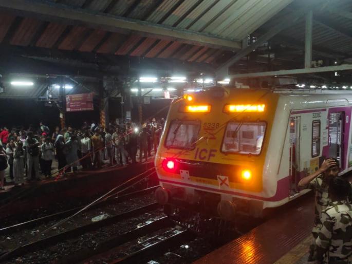 overhead wire breaks between kurla and sion central railway fast train halted passengers suffer | कुर्ला-सायनदरम्यान ओव्हरहेड वायर तुटली; मध्य रेल्वेच्या जलद फेऱ्या ठप्प, प्रवाशांचे हाल overhead wire breaks between kurla and sion central railway fast train halted passengers suffer | कुर्ला-सायनदरम्यान ओव्हरहेड वायर तुटली; मध्य रेल्वेच्या जलद फेऱ्या ठप्प, प्रवाशांचे हाल