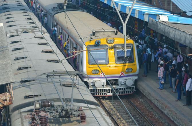 western railway took the initiative and 25 more seats facility for women but central railway lags behind | पश्चिम रेल्वेने पुढाकार घेत जपले स्रीदाक्षिण्य; महिलांना जादा २५ आसनांची सुविधा, मध्य रेल्वे मात्र पिछाडीवर western railway took the initiative and 25 more seats facility for women but central railway lags behind | पश्चिम रेल्वेने पुढाकार घेत जपले स्रीदाक्षिण्य; महिलांना जादा २५ आसनांची सुविधा, मध्य रेल्वे मात्र पिछाडीवर