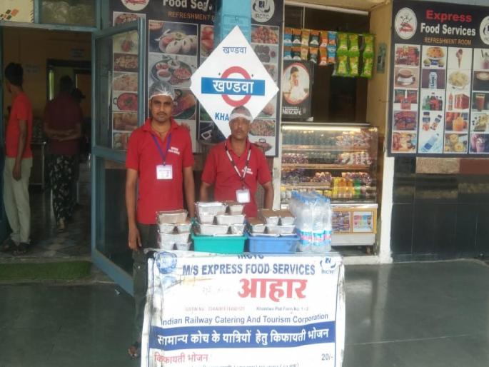 Central Railway to provide cheap food to passengers during summer season Convenience at more than 100 stations | मध्य रेल्वे पुरवणार प्रवाशांना उन्हाळी हंगामात स्वस्त दरात जेवण; १०० हून अधिक स्थानकांवर सोय  Central Railway to provide cheap food to passengers during summer season Convenience at more than 100 stations | मध्य रेल्वे पुरवणार प्रवाशांना उन्हाळी हंगामात स्वस्त दरात जेवण; १०० हून अधिक स्थानकांवर सोय