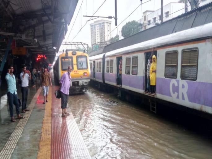  Pale around the three railway routes; Over one thousand trips canceled | तिन्ही रेल्वे मार्गांभोवती तळे; एक हजारांहून अधिक फेऱ्या रद्द