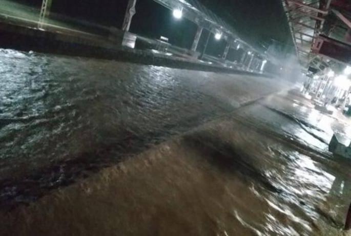 Mumbai Rain heavy rain mumbai and nearby area Water up to platform height Central Railway disrupted | Mumbai Rain : मुसळधार पावसामुळे प्लॅटफॉर्मच्या उंचीपर्यंत पाणी; मध्य रेल्वेची वाहतूक विस्कळीत Mumbai Rain heavy rain mumbai and nearby area Water up to platform height Central Railway disrupted | Mumbai Rain : मुसळधार पावसामुळे प्लॅटफॉर्मच्या उंचीपर्यंत पाणी; मध्य रेल्वेची वाहतूक विस्कळीत