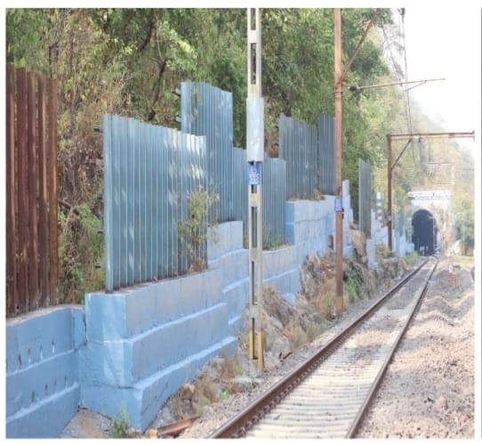 Special monitoring of Central Railway on ghat section, claim of taking adequate measures | मध्य रेल्वेची घाट विभागावर विशेष देखरेख, पुरेशी उपाययोजना केल्याचा दावा Special monitoring of Central Railway on ghat section, claim of taking adequate measures | मध्य रेल्वेची घाट विभागावर विशेष देखरेख, पुरेशी उपाययोजना केल्याचा दावा