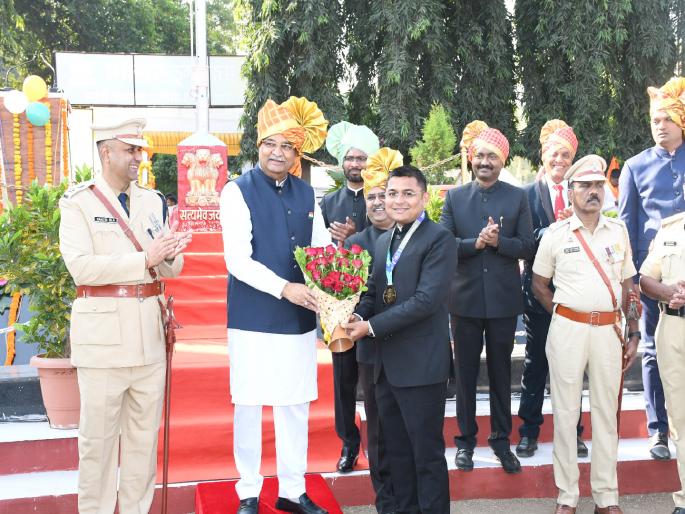 CEO Ashish Yerekar completes 42 km marathon, felicitated by Vikhe Patil | सीईओ आशिष येरेकर यांनी पूर्ण केली ४२ किलोमीटर मॅरेथॉन, विखे पाटील यांच्या हस्ते सन्मान