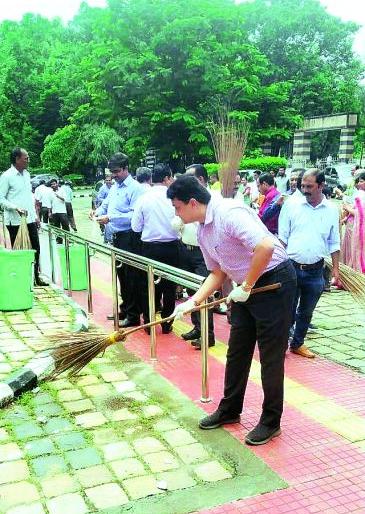 Launch of 'Cleanliness this service' program: Swearing in cleanliness | ‘स्वच्छता ही सेवा’ उपक्रमाचा शुभारंभ : स्वच्छतेची घेतली शपथ
