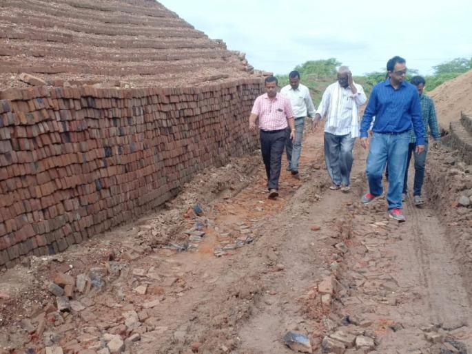 The CEO reached out to brick kilns in search of out-of-school children | शाळाबाह्य मुलांच्या शोधात सीईओ पोहोचले वीट भट्ट्यांवर  The CEO reached out to brick kilns in search of out-of-school children | शाळाबाह्य मुलांच्या शोधात सीईओ पोहोचले वीट भट्ट्यांवर