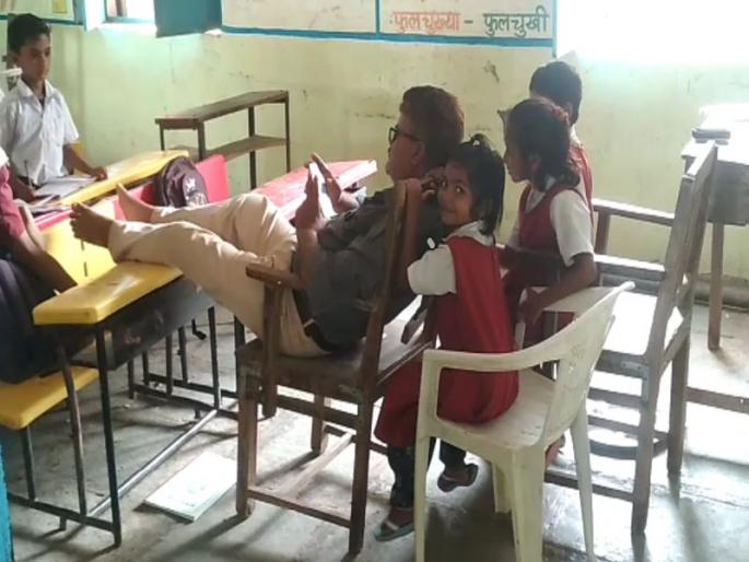 CEOs suspension of teacher | सुटकारच्या शिक्षकाला भोवला वर्गातील राजेशाही थाट, सीईओंनी केले निलंबन