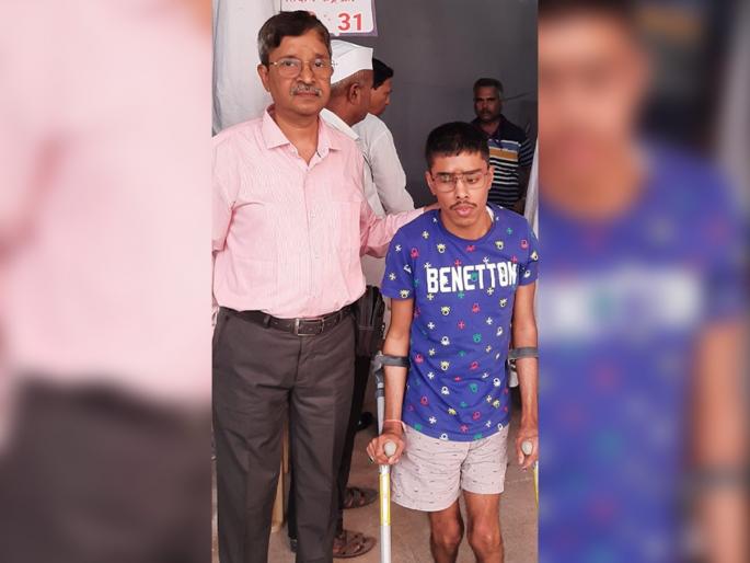 Admirable Cerebral palsy, visually impaired voter exercises right to vote in Pune | कौतुकास्पद! पुण्यात सेरेब्रल पाल्सी, अधूदृष्टी असलेल्या नचिकेतने बजावला मतदानाचा हक्क Admirable Cerebral palsy, visually impaired voter exercises right to vote in Pune | कौतुकास्पद! पुण्यात सेरेब्रल पाल्सी, अधूदृष्टी असलेल्या नचिकेतने बजावला मतदानाचा हक्क