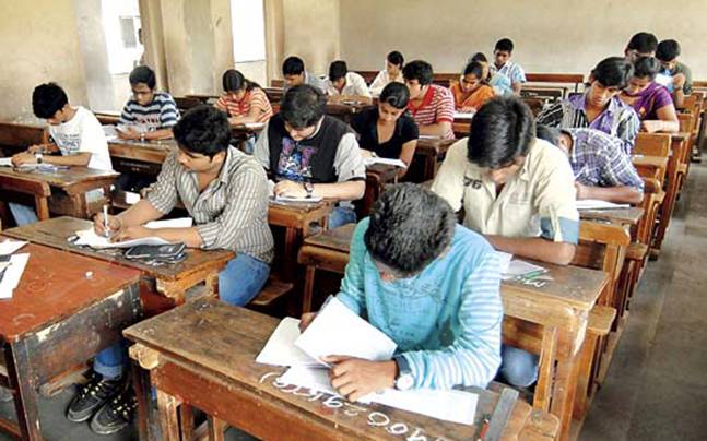 MPSC, Railway examination on the same day | एमपीएससी, रेल्वेची परीक्षा एकाच दिवशी, विद्यार्थ्यांना भुर्दंड MPSC, Railway examination on the same day | एमपीएससी, रेल्वेची परीक्षा एकाच दिवशी, विद्यार्थ्यांना भुर्दंड